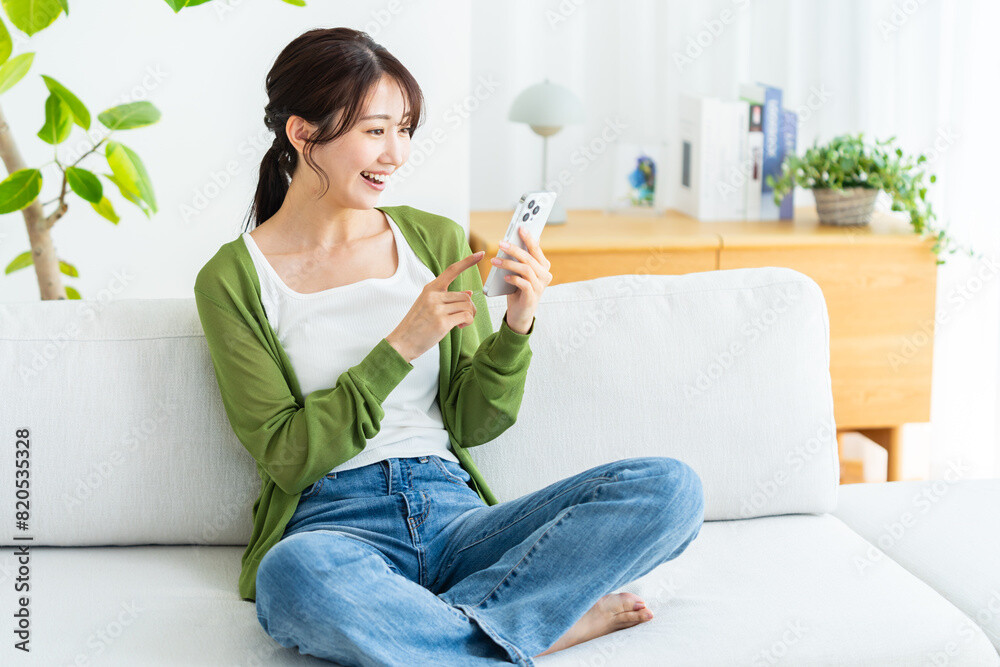 スマートフォンを操作する女性